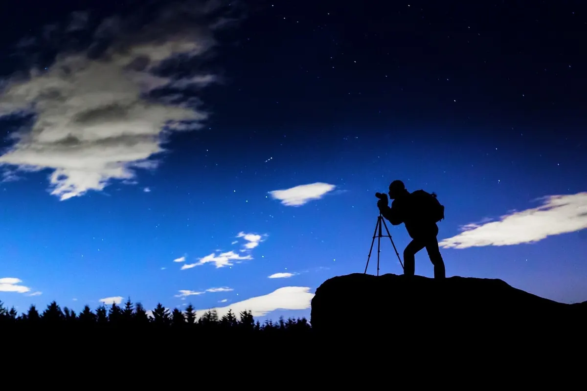 Smartphone vs Digital Camera: Which Takes Better Night Sky Photos in the UK?